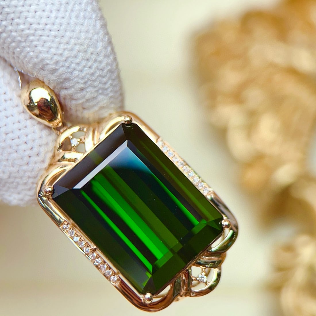 14k Gold 22.12 Ctw Natural Tourmaline & Diamond Pendant( Without Chain ): Ref:231043215 // gold content:14k gold // main gemstone:tourmaline // shape:octagonal // carat weight:22. 05ct // color:green // treatment:natural // // adjacent gemstone 2 : diamond // number of ston