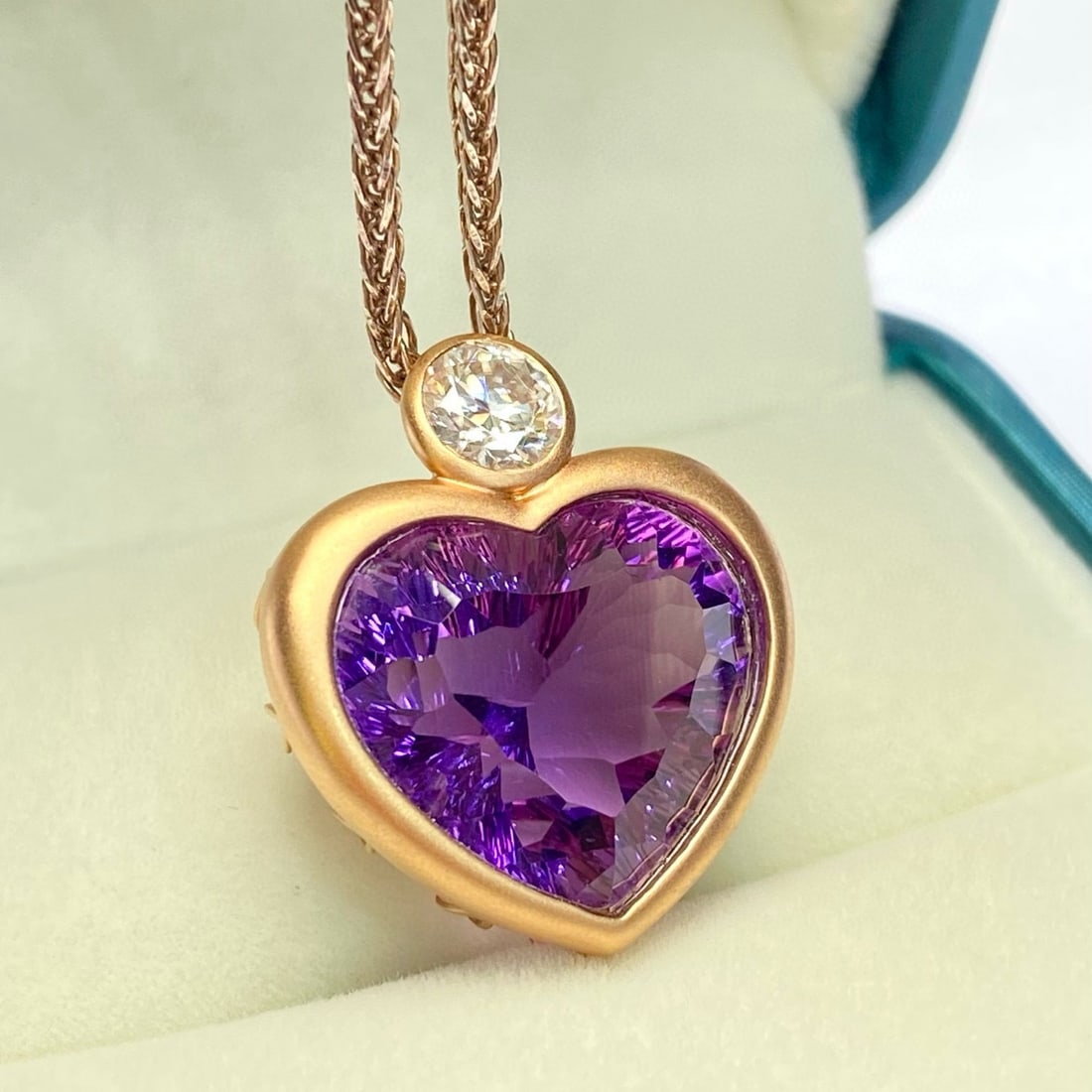 14k Gold 13.65 Ct Natural Amethyst & Diamond Pendant( Without Chain ): Ref:231043223 // gold content:14k gold // main gemstone:amethyst // shape:heart // carat weight:13. 65ct // color:purple // treatment:natural // // adjacent gemstone 2 : diamond // number of stones:1