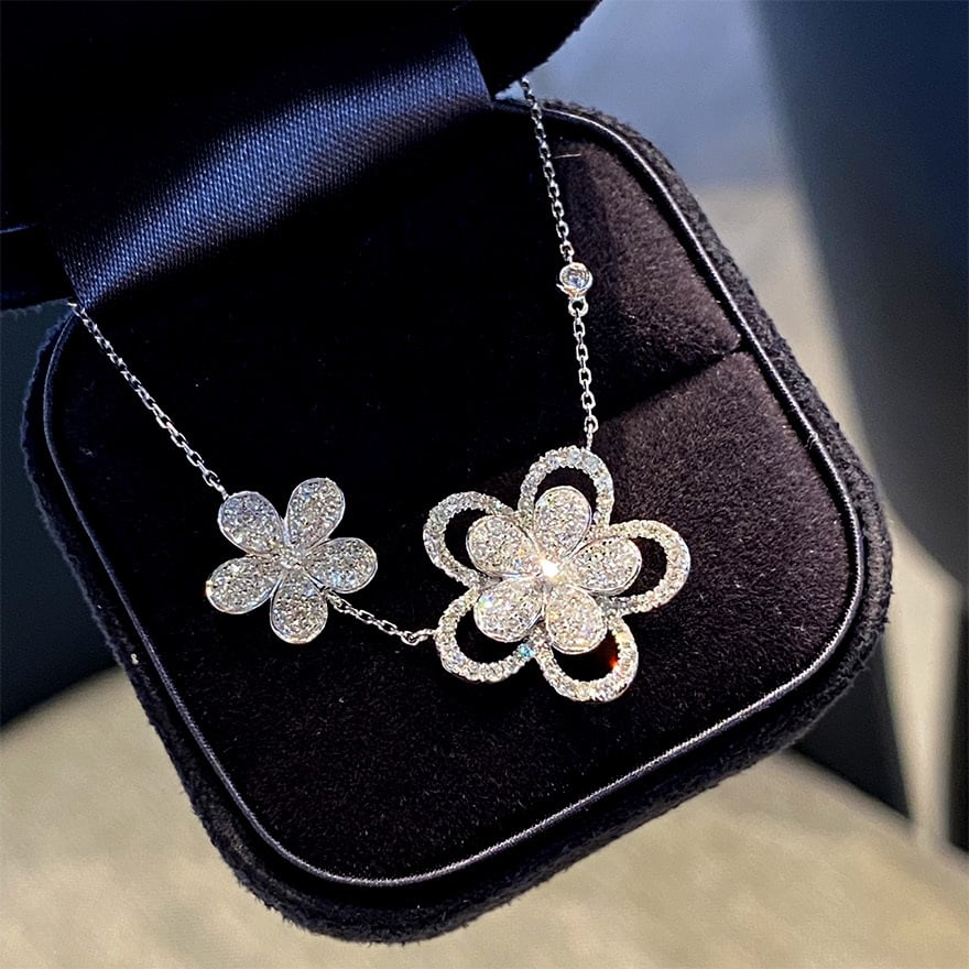 14k Gold 0.85 Ct Natural H Diamond & Flowers Necklace: Ref:231044011 // gold content:14k gold // main gemstone:diamond // shape:round // carat weight:0. 85ct // clarity grade:vs-si // color:h // treatment:natural // cut grade:g // Condition: New Low