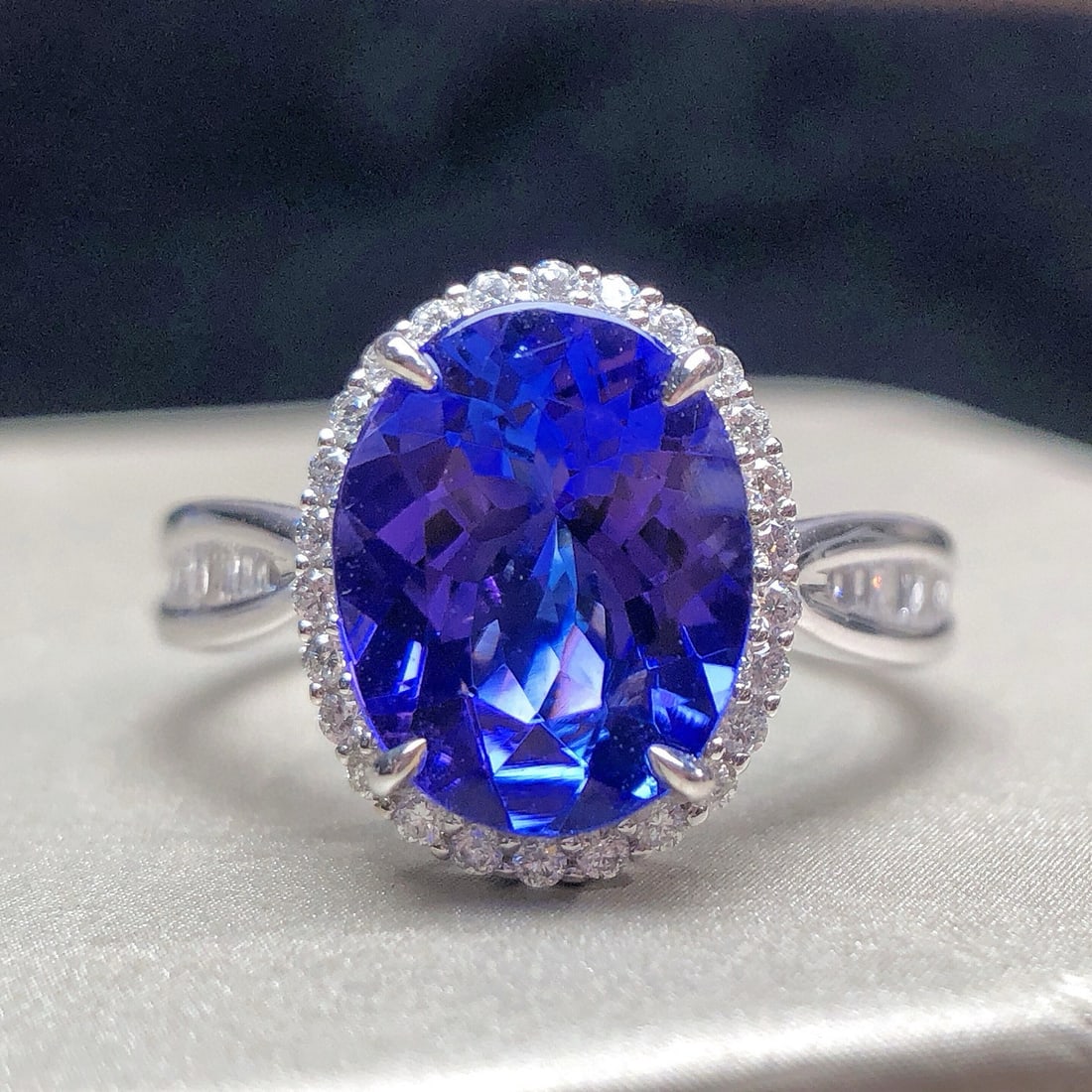 14k Gold 3.45 Ctw Natural Tanzanite & Diamond Ring: Ref:231044023 // gold content:14k gold // ring size:7. 25us // // main gemstone:tanzanite // shape:oval // carat weight:3. 14ct // color:blue // treatment:natural // // adjacent gemstone 2 : diamond