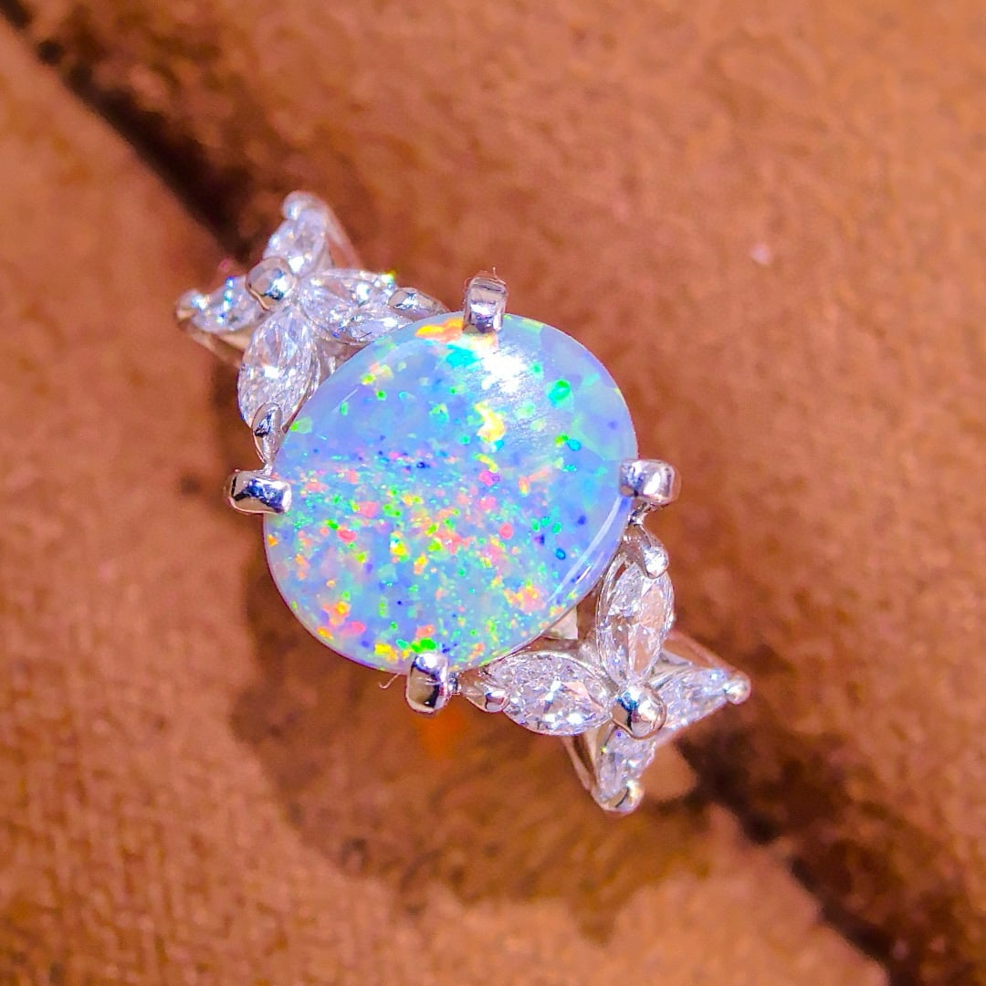 14k Gold 2.45 Ctw Natural Opal & Diamond Ring: Ref:231044039 // gold content:14k gold // ring size:7. 25us // // main gemstone:opal // shape:oval // carat weight:2ct // color:color // treatment:natural // // adjacent gemstone 2 : diamond //