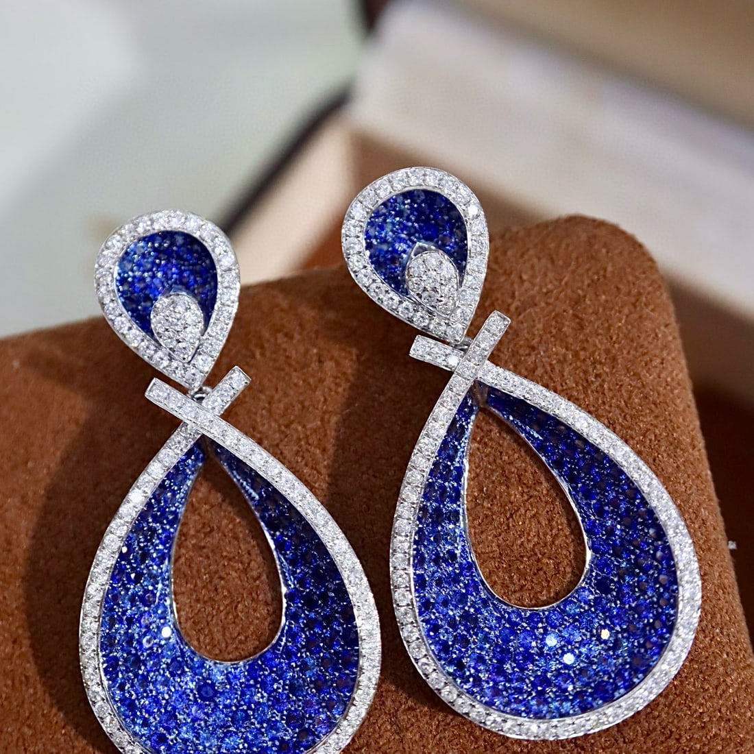 14k Gold 3.70 Ctw Natural Sapphire & Diamond Earrings: Ref:231044049 // gold content:14k gold // main gemstone:sapphire // shape:round // carat weight:3. 01ct // color:blue // treatment:natural // cut grade:g // // adjacent gemstone 2 : diamond // shape:r