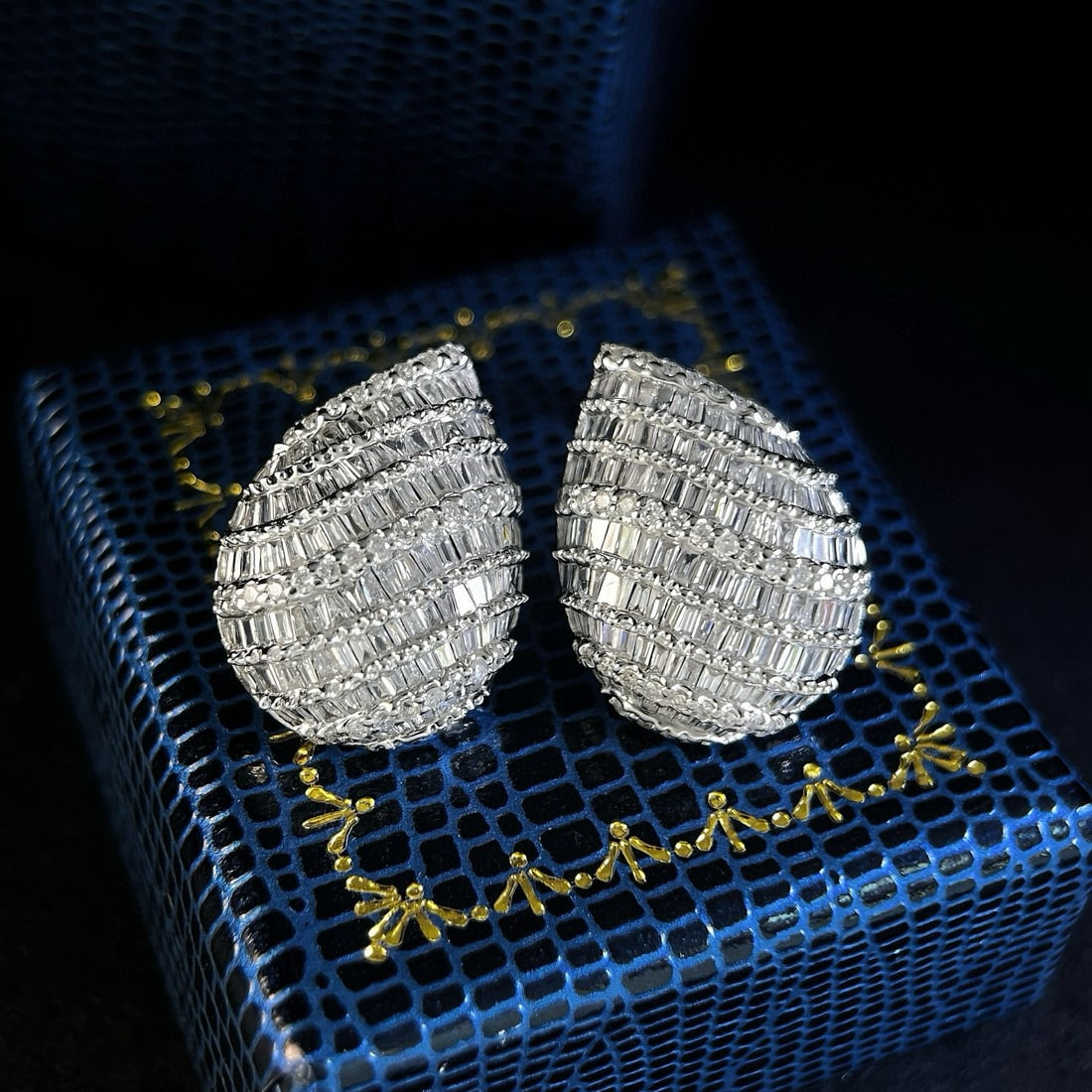 14k Gold 1.88 Ct Natural H Diamond Earrings: Ref:231044067 // gold content:14k gold // main gemstone:diamond // shape:multiply // carat weight:1. 88ct // clarity grade:vs-si // color:h // treatment:natural // Condition: New Low Estimate:
