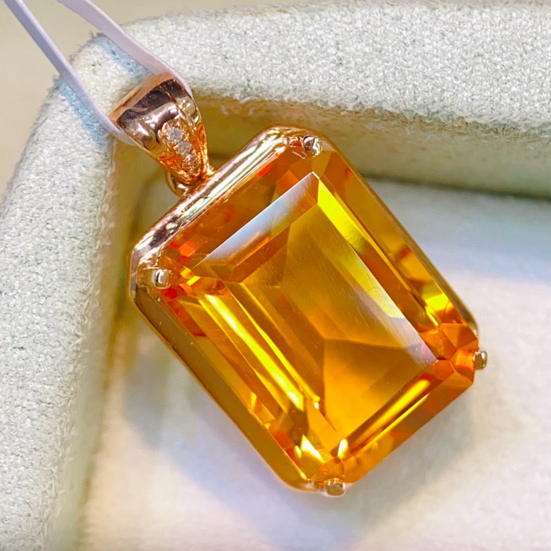 14k Gold 8.09 Ctw Natural Citrine & Diamond Pendant( Without Chain ): Ref:231044128 // gold content:14k gold // main gemstone:citrine // shape:octagonal // carat weight:8. 05ct // color:yellow // treatment:natural // // adjacent gemstone 2 : diamond // number of