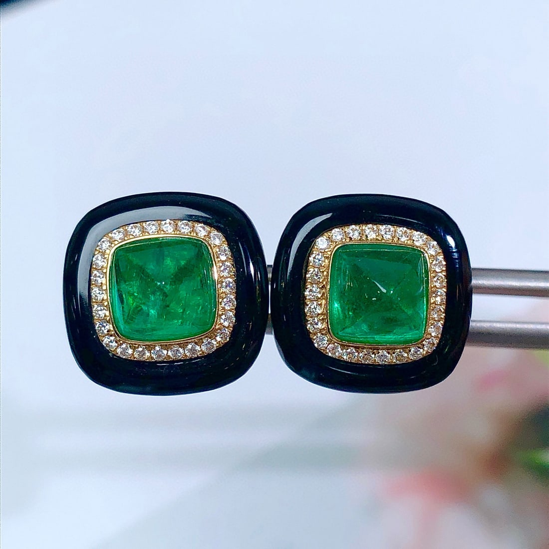 14k Gold 4.15 Ctw Vivid Green Natural Emerald & Diamond Earrings: Ref:231044140 // gold content:14k gold // main gemstone:emerald // shape:suger-loaf // carat weight:3. 89ct // color:vivid green // treatment:natural // // adjacent gemstone 2 : diamond // shape:round