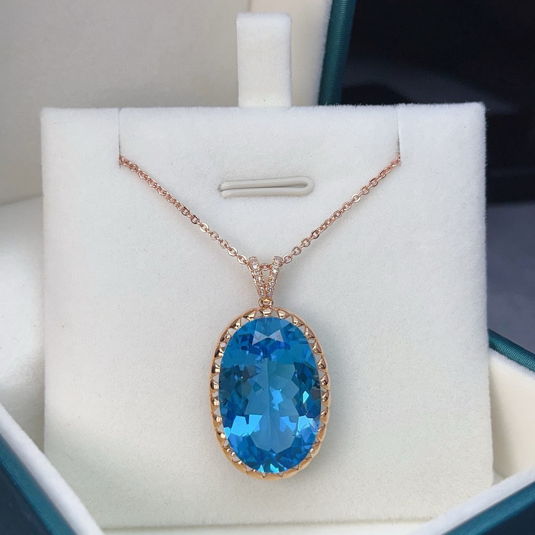 14k Gold 21.05 Ct Natural Topaz & Diamond Pendant( Without Chain ): Ref:231044171 // gold content:14k gold // main gemstone:topaz // shape:oval // carat weight:21. 05ct // color:blue // treatment:natural // // adjacent gemstone 2 : diamond // number of stones:16 //