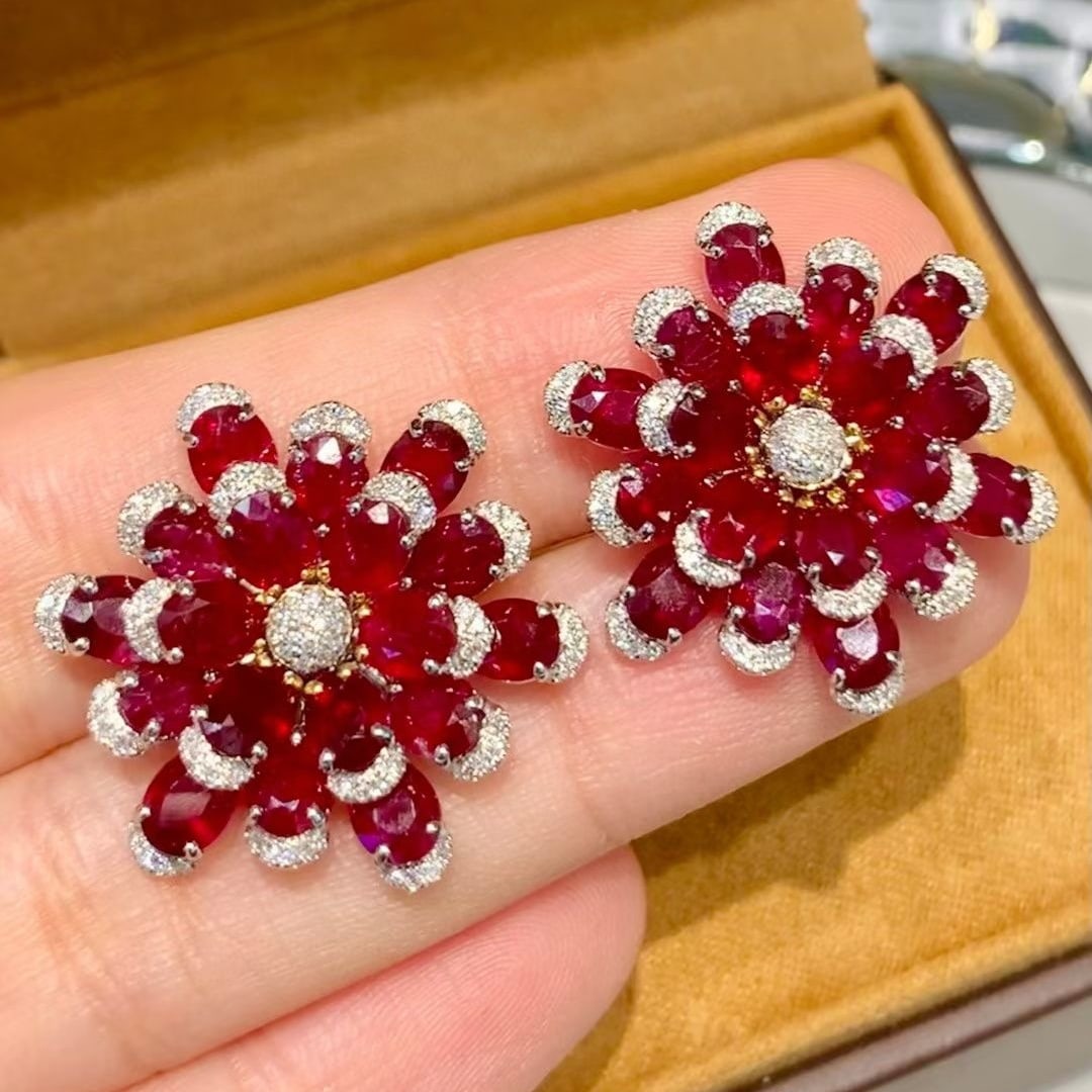 14k Gold 11.25 Ct Natural Ruby & Diamond Earrings: Ref:231044179 // gold content:14k gold // main gemstone:ruby // shape:oval // carat weight:11. 25ct // color:pigeonblood red // treatment:natural // // adjacent gemstone 2 : diamond // shape:round // 