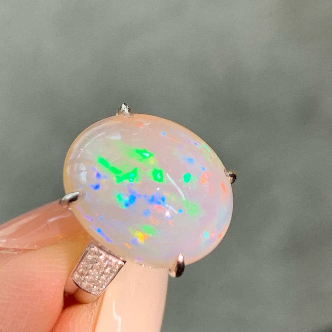 14k Gold 5.8 Ct Natural Opal & Diamond Ring: Ref:231044216 // gold content:14k gold // ring size:7. 25us // // main gemstone:opal // shape:oval // carat weight:5. 8ct // color:white // treatment:natural // // adjacent gemstone 2 : diamond //