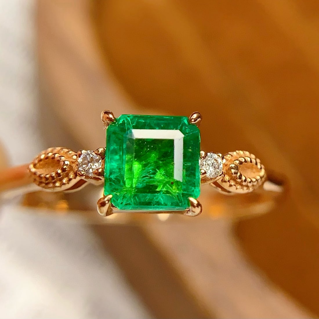 14k Gold 0.8 Ct Vivid Green Natural Emerald & Diamond Ring - 3