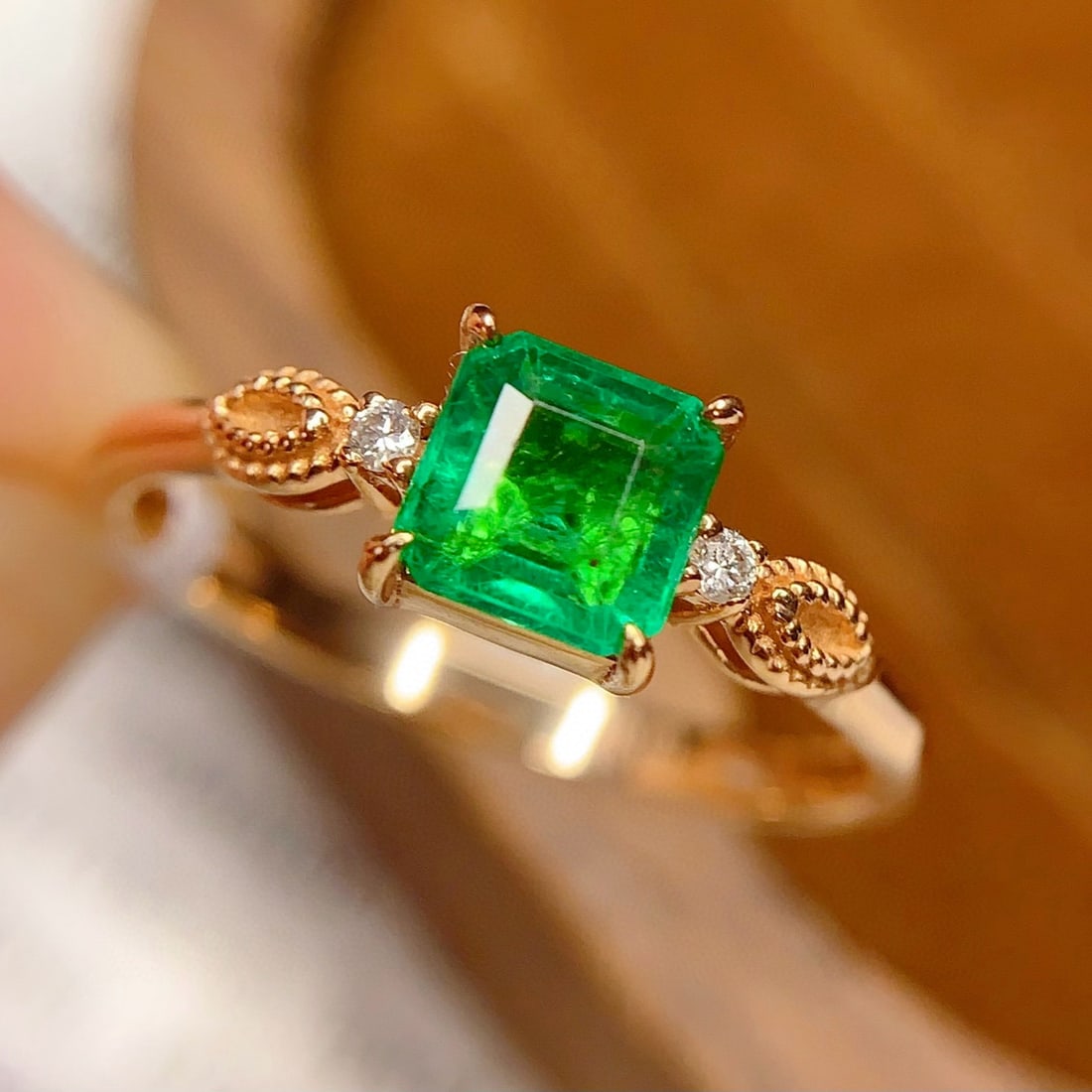 14k Gold 0.8 Ct Vivid Green Natural Emerald & Diamond Ring - 4