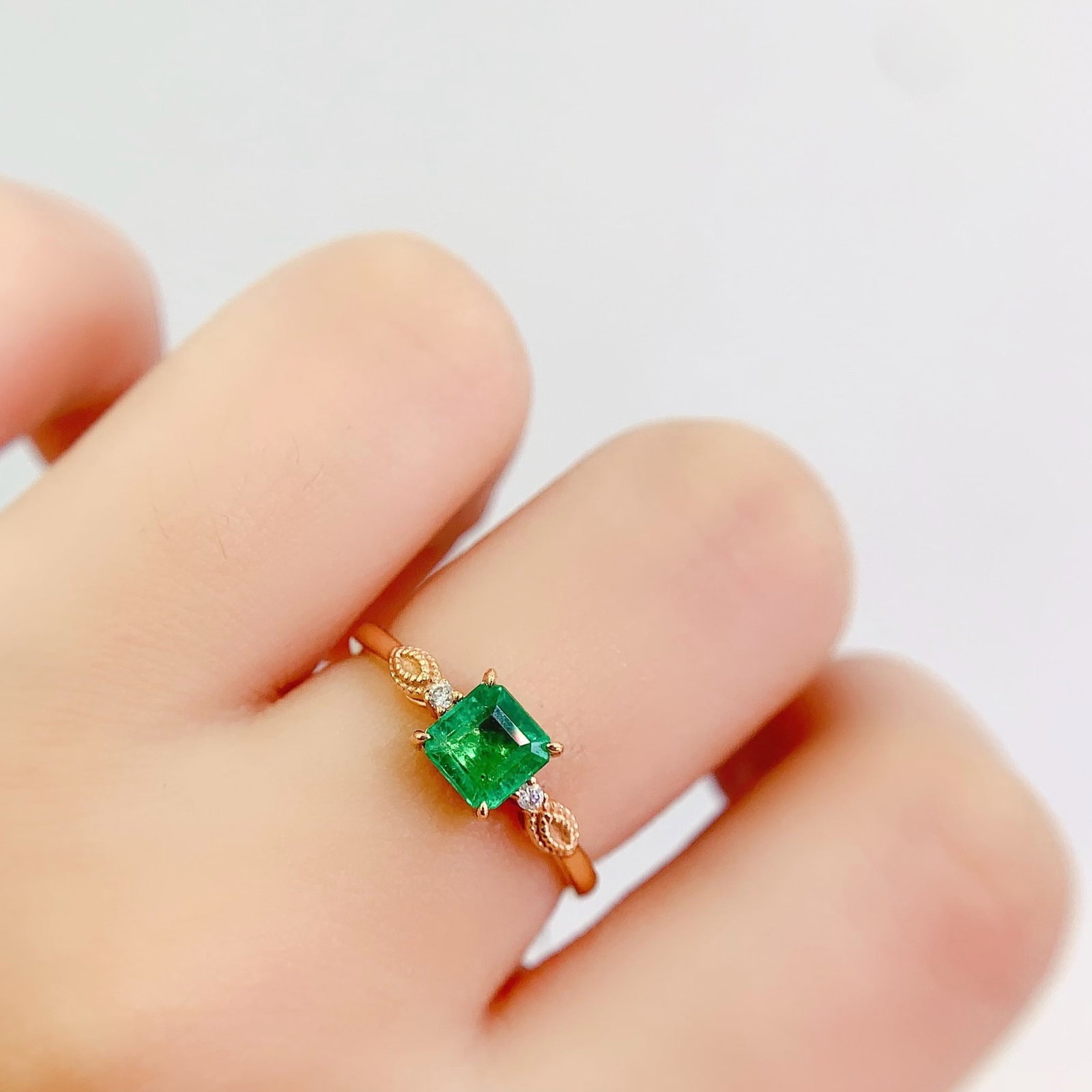 14k Gold 0.8 Ct Vivid Green Natural Emerald & Diamond Ring - 7