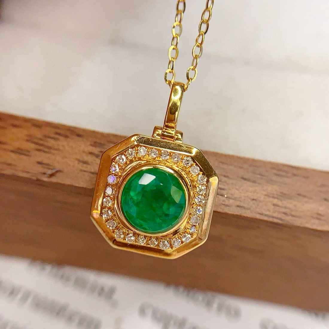 14k Gold 1 Ct Vivid Green Natural Emerald & Diamond Pendant( Without Chain ): Ref:231044238 // gold content:14k gold // main gemstone:emerald // shape:round // carat weight:1ct // color:vivid green // treatment:natural // cut grade:g // // adjacent gemstone 2 : diamond //