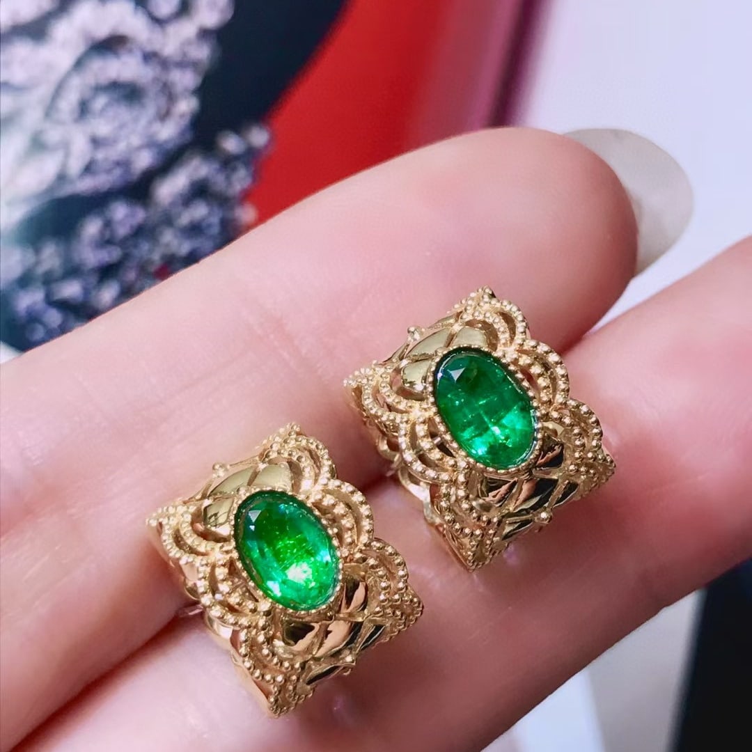14k Gold 1 Ct Vivid Green Natural Emerald Earrings: Ref:231044239 // gold content:14k gold // main gemstone:emerald // shape:oval // carat weight:1ct // color:vivid green // treatment:natural // High Estimate: 4300 Condition: New Low Estimate: 2900