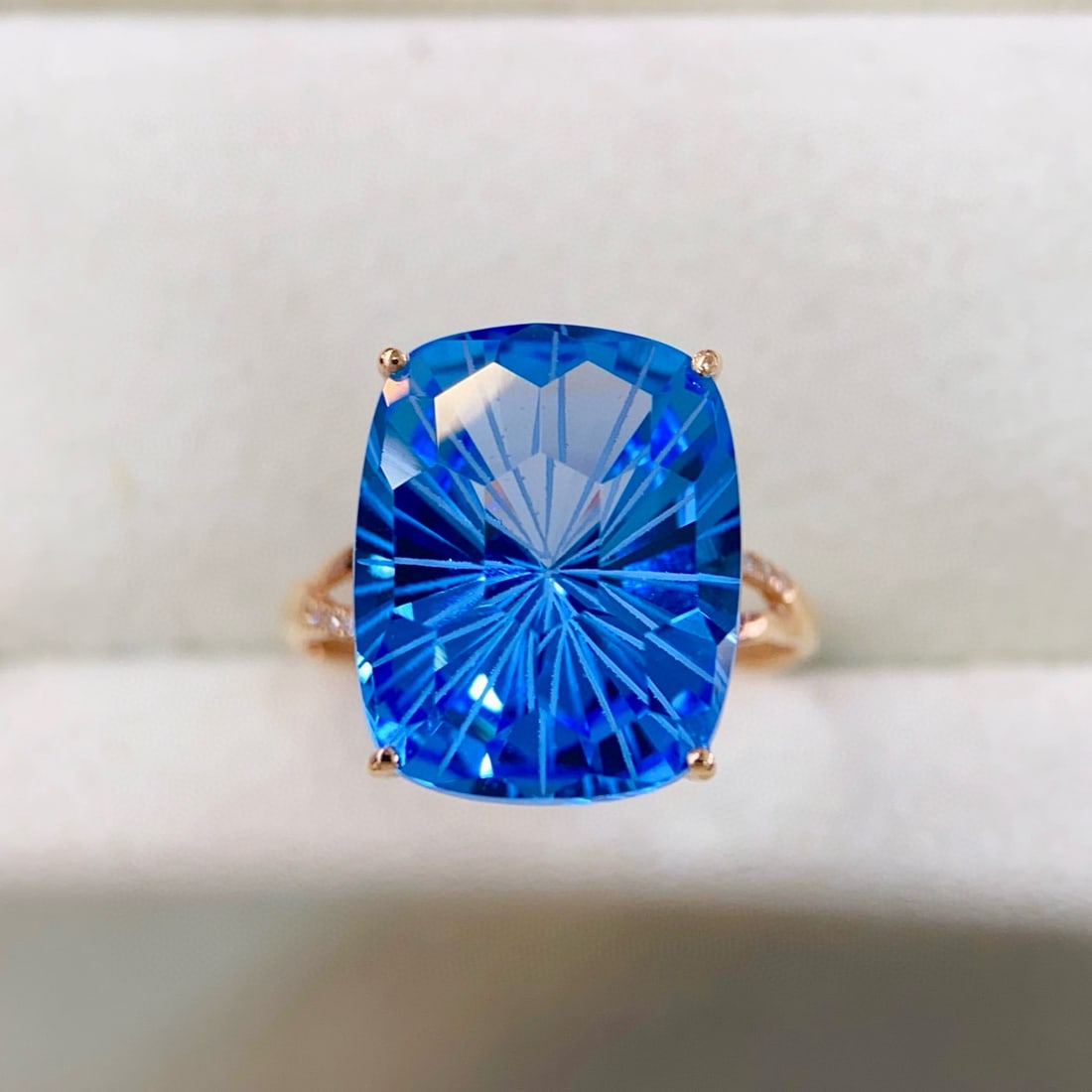 14k Gold 11.88 Ctw Natural Topaz & Diamond Ring: Ref:231044263 // gold content:14k gold // ring size:7. 25us // // main gemstone:topaz // shape:cushion // carat weight:11. 85ct // color:blue // treatment:natural // // adjacent gemstone 2 : diamond
