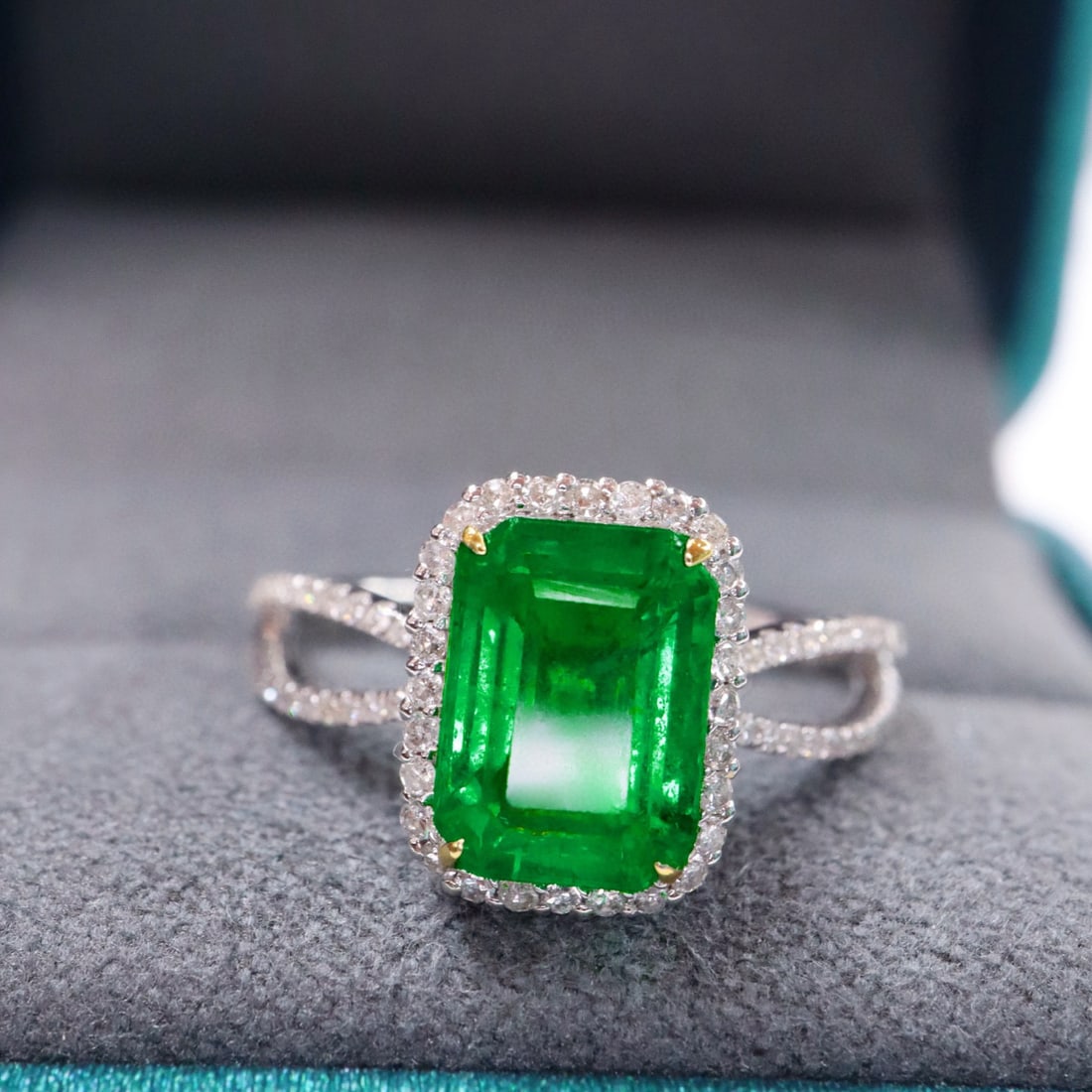 14k Gold 2.45 Ctw Vivid Green Natural Emerald & Diamond Ring: Ref:231044268 // gold content:14k gold // ring size:7. 25us // // main gemstone:emerald // shape:octagonal // carat weight:2. 15ct // color:vivid green // treatment:natural // // adjacent gemstone 2