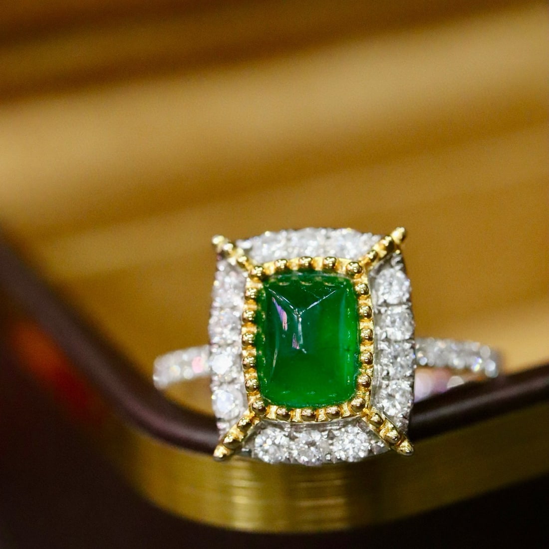14k Gold 1.14 Ctw Vivid Green Natural Emerald & Diamond Ring: Ref:231044271 // gold content:14k gold // ring size:7. 25us // // main gemstone:emerald // shape:suger-loaf // carat weight:0. 76ct // color:vivid green // treatment:natural // // adjacent gemstone 2