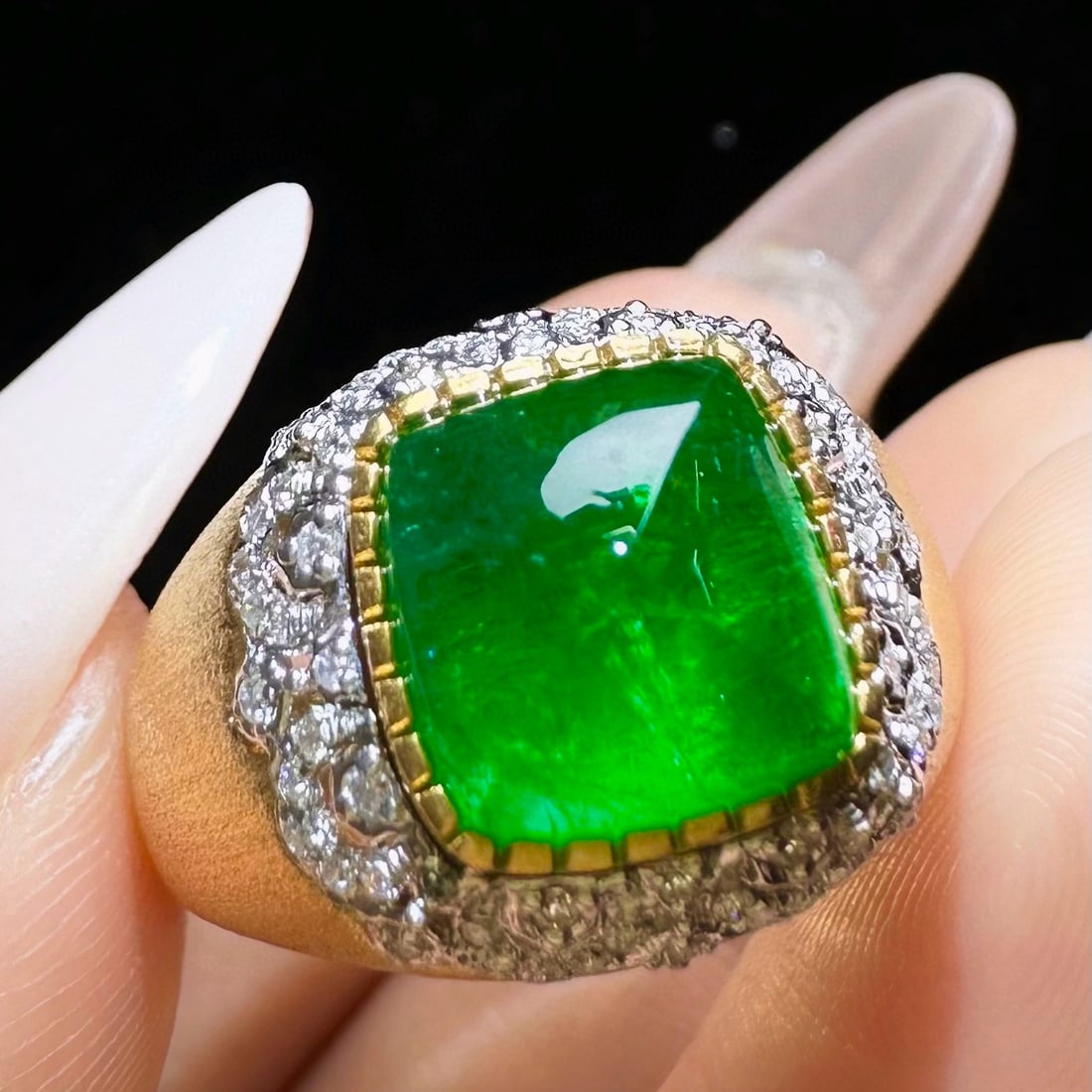 14k Gold 4.04 Ctw Vivid Green Natural Emerald & Diamond Ring: Ref:231044276 // gold content:14k gold // ring size:7. 25us // // main gemstone:emerald // shape:suger-loaf // carat weight:3. 83ct // color:vivid green // treatment:natural // // adjacent gemstone 2
