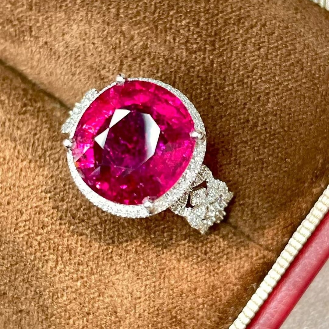 14k Gold 6.2 Ct Natural Tourmaline & Diamond Ring: Ref:231044332 // gold content:14k gold // ring size:7. 25us // // main gemstone:tourmaline // shape:oval // carat weight:6. 2ct // color:red // treatment:natural // // adjacent gemstone 2 : diamond //
