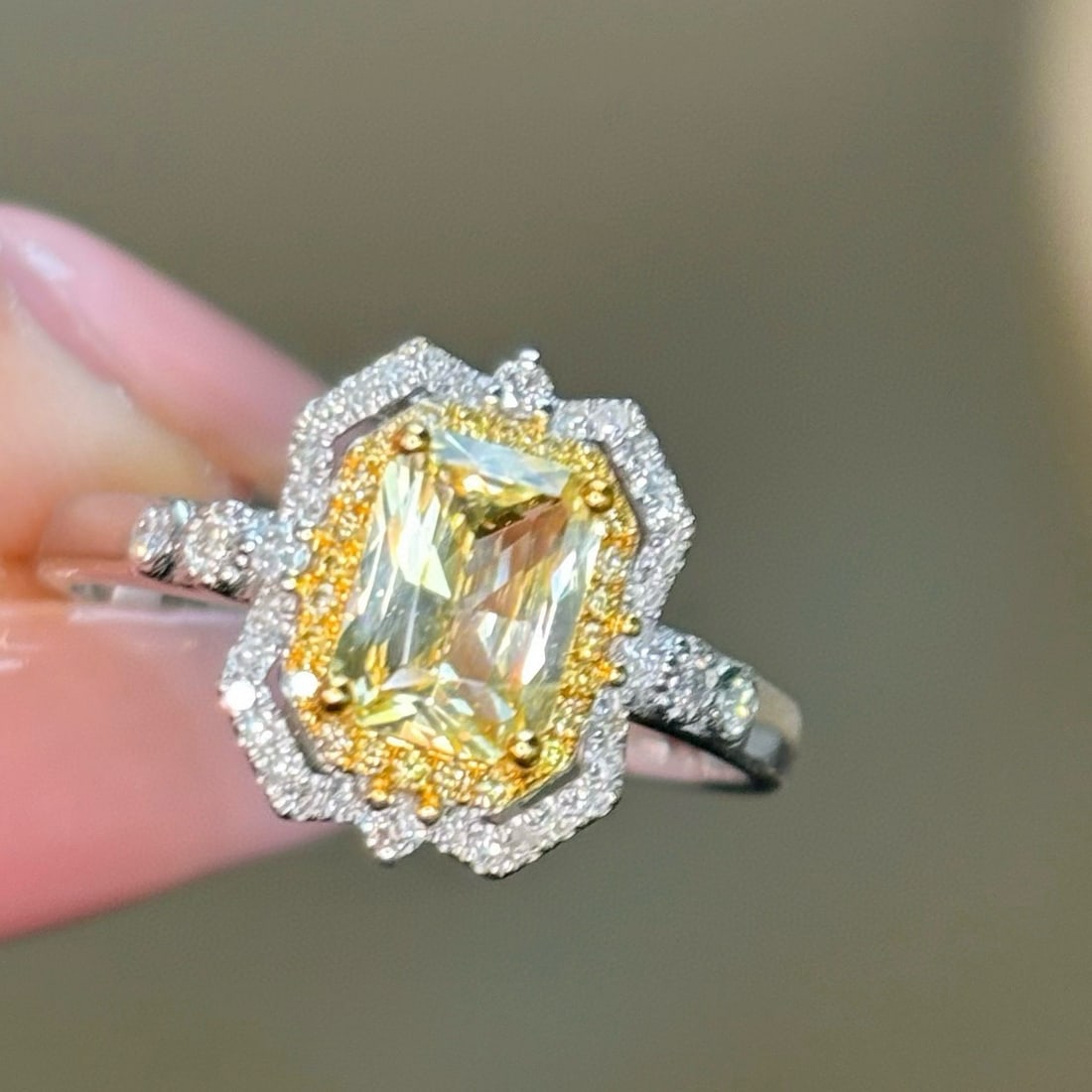 14k Gold 1.30 Ctw Natural Sapphire & Diamond Ring: Ref:231044396 // gold content:14k gold // ring size:7. 25us // // main gemstone:sapphire // shape:octagonal // carat weight:1. 05ct // color:yellow // treatment:natural // // adjacent gemstone 2 :