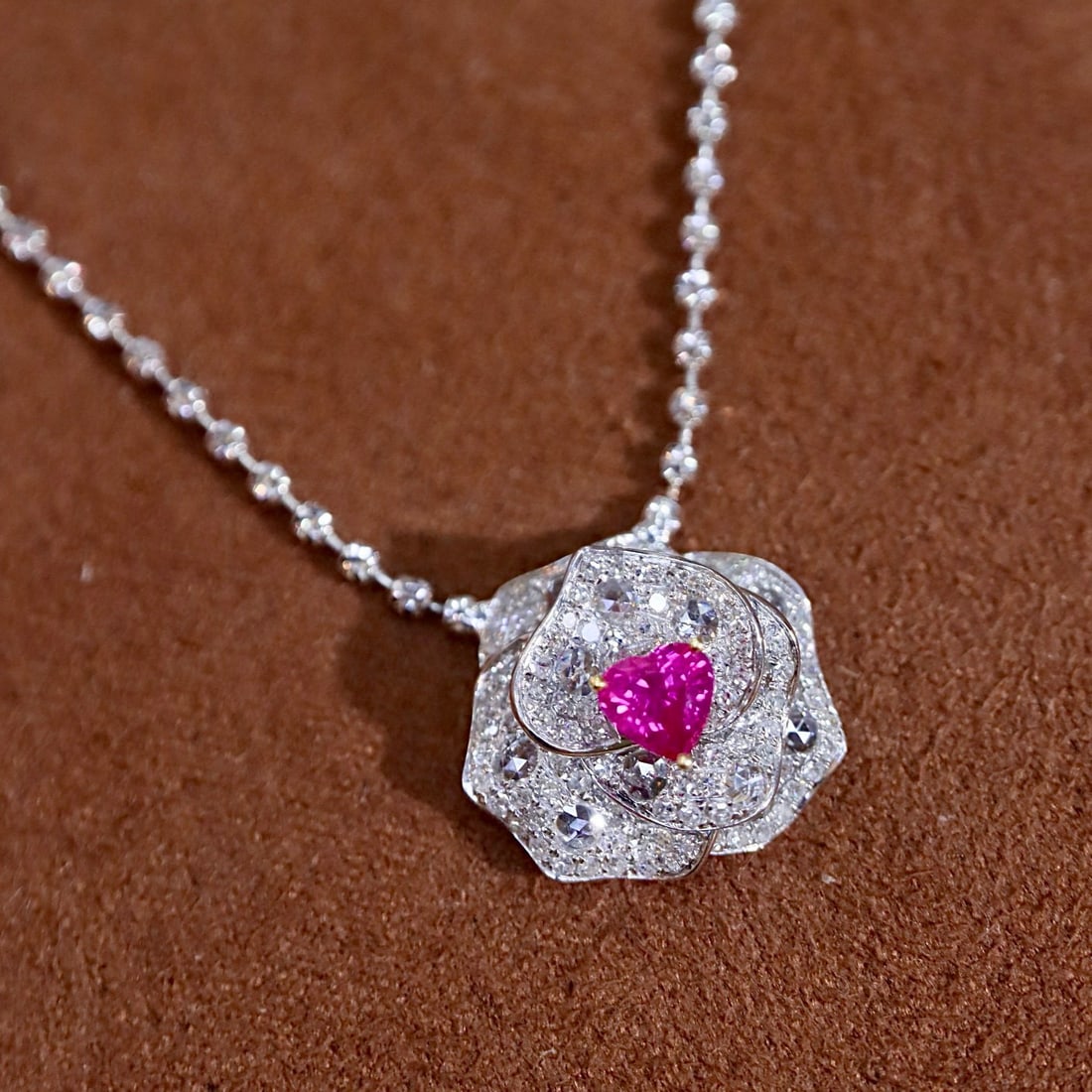 14k Gold 0.90 Ctw Natural Ruby & Diamond Necklace: Ref:231044402 // gold content:14k gold // main gemstone:ruby // shape:heart // carat weight:0. 36ct // color:red // treatment:natural // // adjacent gemstone 2 : diamond // shape:round // carat weight
