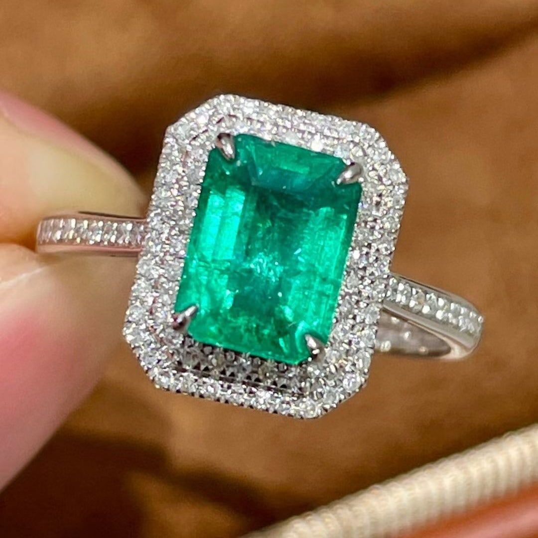 14k Gold 1.5 Ct Natural Emerald & Diamond Ring: Ref:231044407 // gold content:14k gold // ring size:7. 25us // // main gemstone:emerald // shape:octagonal // carat weight:1. 5ct // color:green // treatment:natural // // adjacent gemstone 2 :
