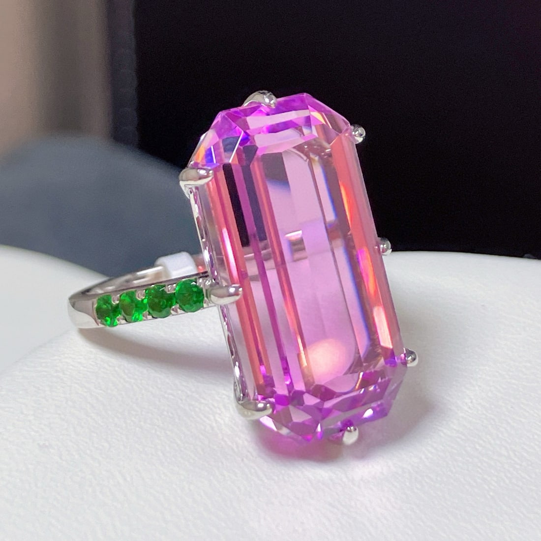 14k Gold 17.11 Ctw Natural Kunzite & Tsavorite Ring: Ref:231044411 // gold content:14k gold // ring size:7. 25us // // main gemstone:kunzite // shape:octagonal // carat weight:16. 71ct // color:purple // treatment:natural // // adjacent gemstone 2 :