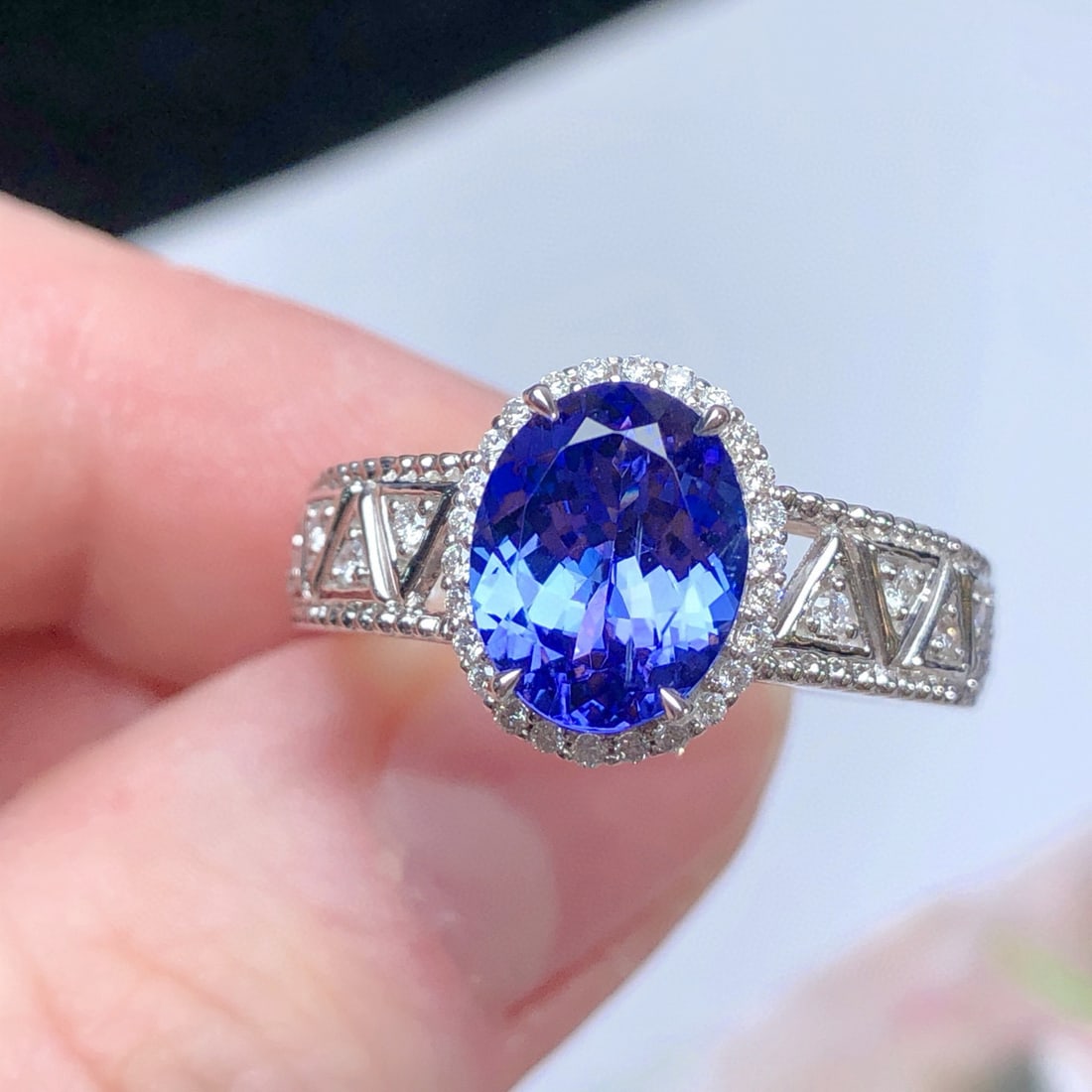 14k Gold 2.46 Ctw Natural Tanzanite & Diamond Ring: Ref:231044418 // gold content:14k gold // ring size:7. 25us // // main gemstone:tanzanite // shape:oval // carat weight:2. 26ct // color:blue // treatment:natural // // adjacent gemstone 2 : diamond