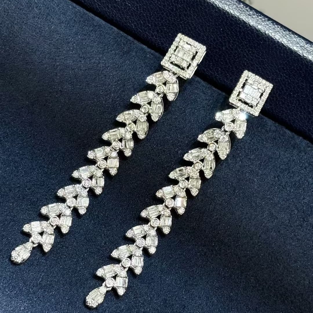 14k Gold 1.5 Ct Natural H Diamond Earrings: Ref:231044433 // gold content:14k gold // main gemstone:diamond // shape:multiply // carat weight:1. 5ct // clarity grade:vs-si // color:h // treatment:natural // High Estimate: 6600 Low Estimate: 440