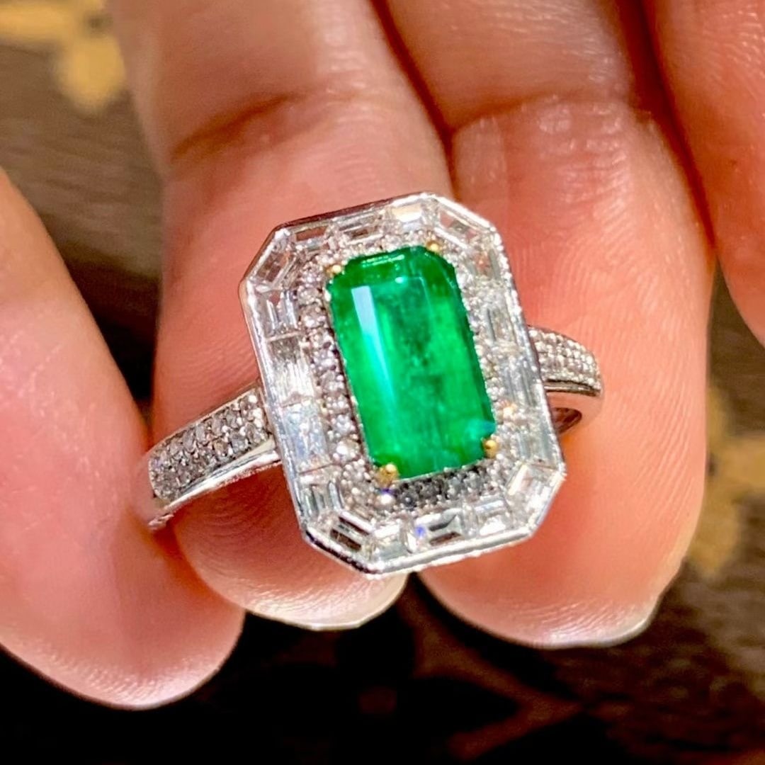 14k Gold 0.9 Ct Vivid Green Natural Emerald & Diamond Ring: Ref:231044446 // gold content:14k gold // ring size:7. 25us // // main gemstone:emerald // shape:octagonal // carat weight:0. 9ct // color:vivid green // treatment:natural // // adjacent gemstone 2 :