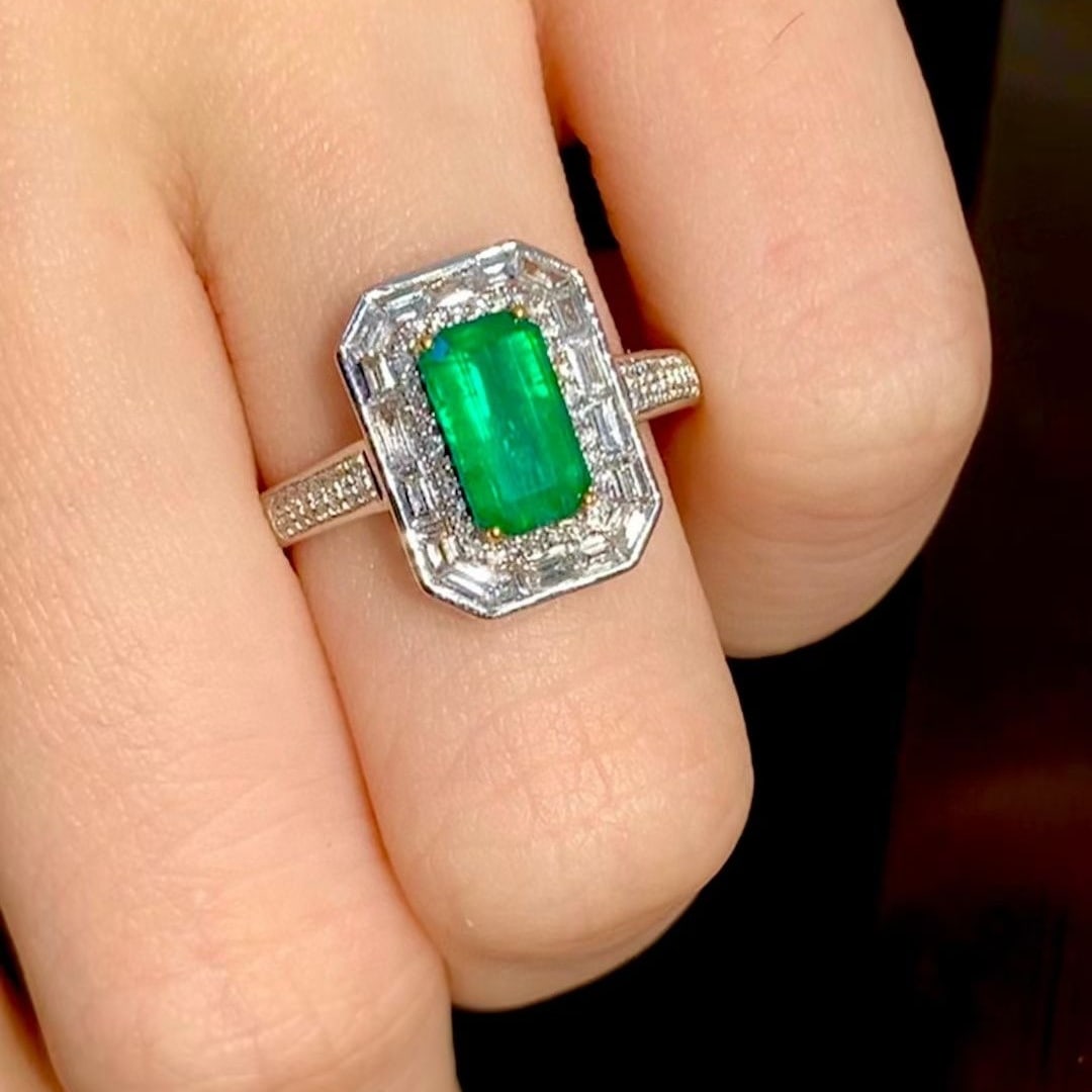 14k Gold 0.9 Ct Vivid Green Natural Emerald & Diamond Ring - 2