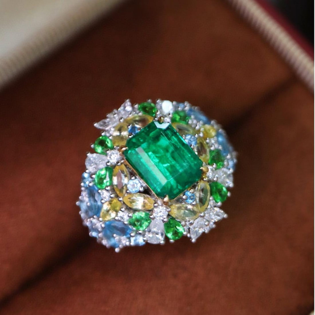 14k Gold 2.55 Ctw Vivid Green Natural Emerald & Diamond Ring: Ref:231041027 // gold content:14k gold // ring size:7. 25us // // main gemstone:emerald // shape:octagonal // carat weight:1. 86ct // color:vivid green // treatment:natural // // adjacent gemstone 2 :