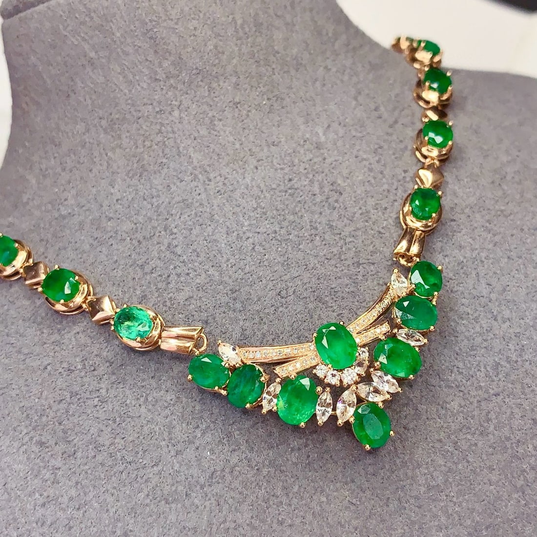 14k Gold 7.38 Ct Vivid Green Natural Emerald & Diamond & Sapphire Necklace - 2
