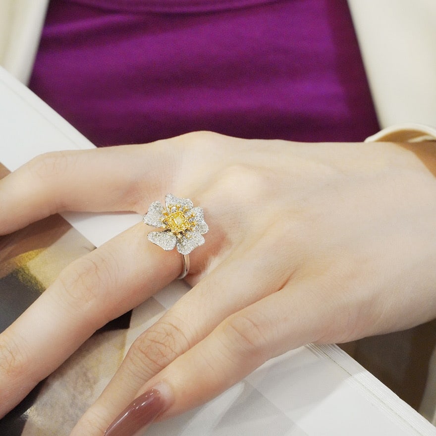14k Gold 0.90 Ct Natural Color Diamond & Flowers Ring - 2