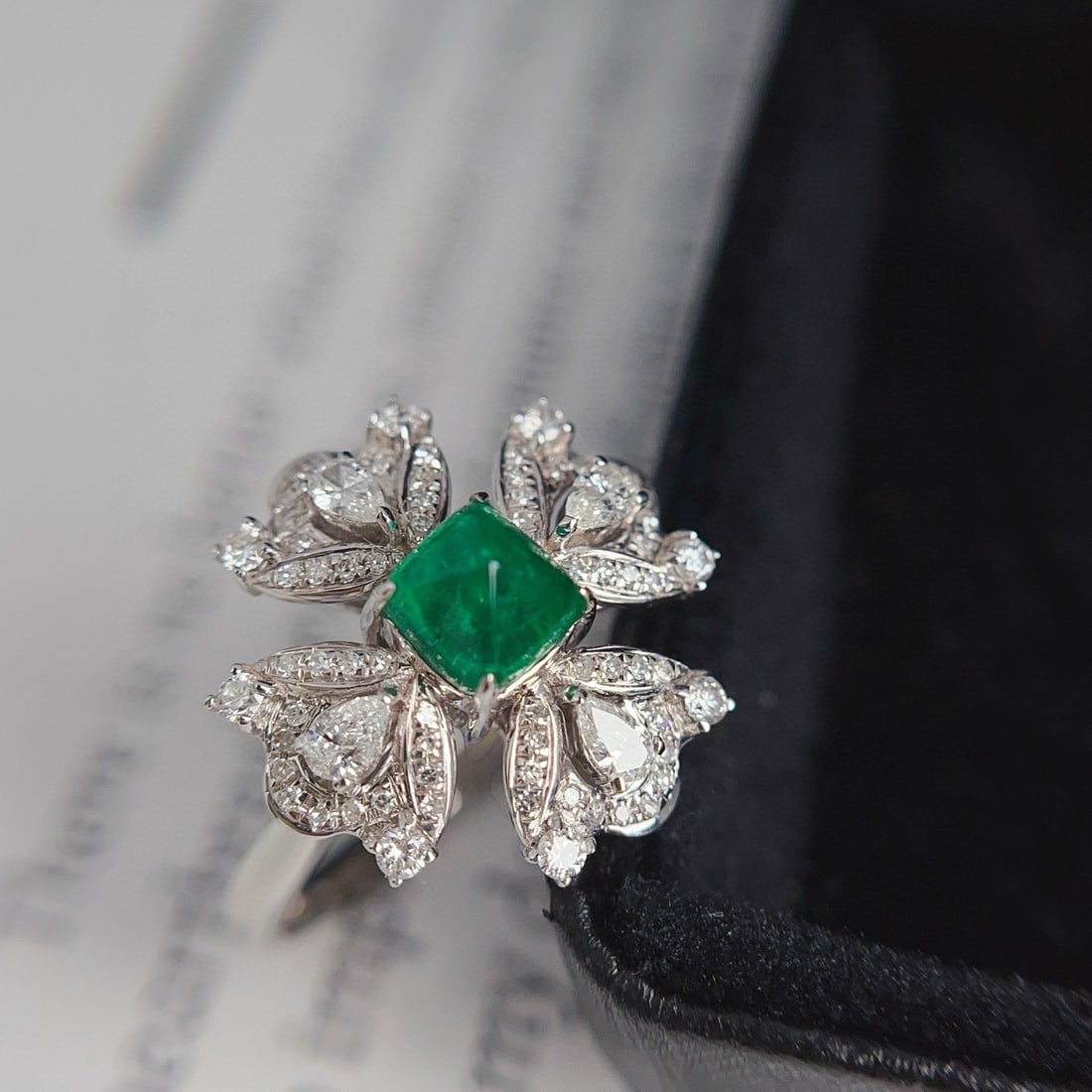 14k Gold 0.90 Ct Vivid Green Natural Emerald & Diamond Ring - 2