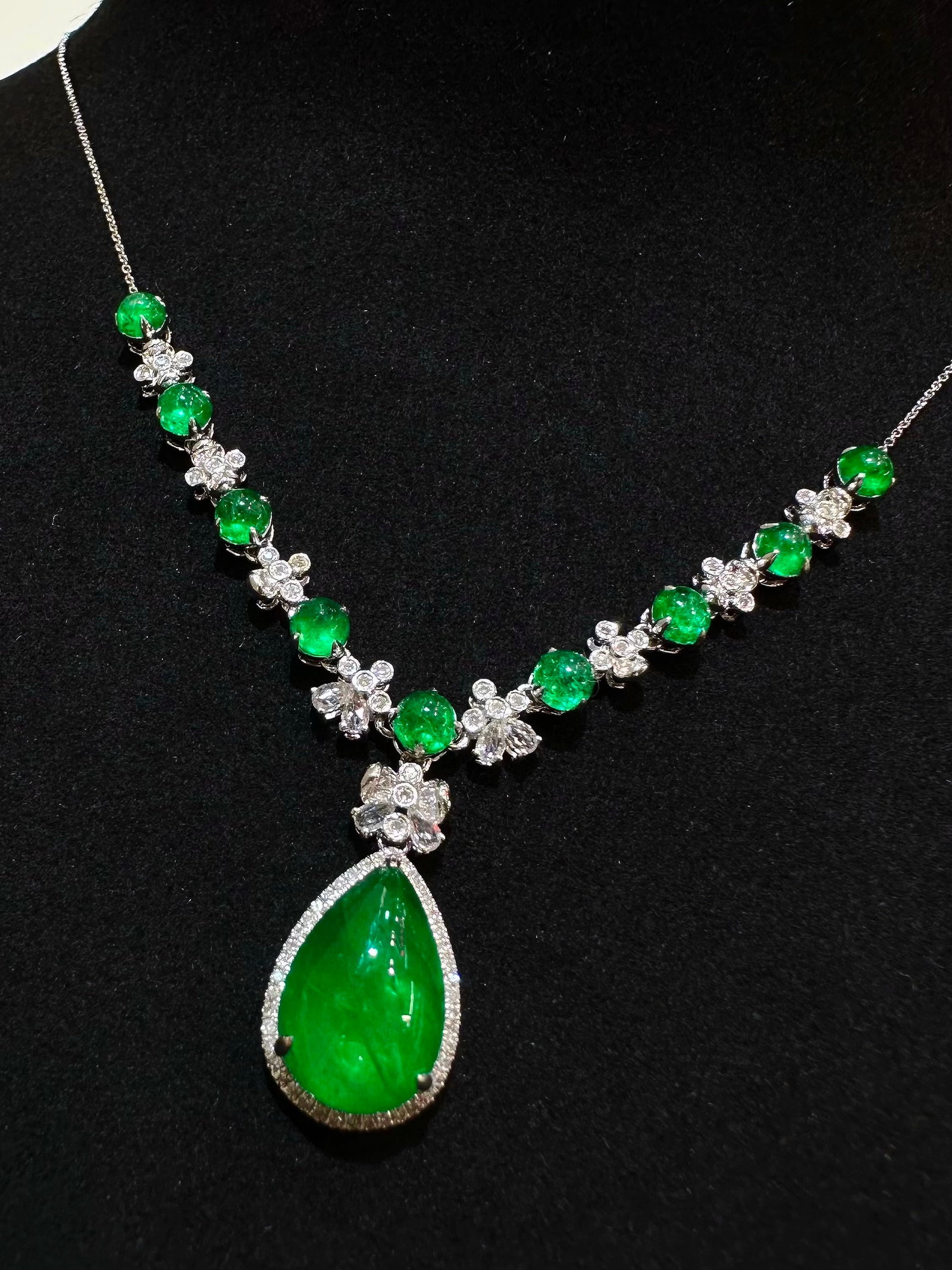 14k Gold 5.31 Ct Vivid Green Natural Emerald & Diamond & Sapphire Necklace - 2