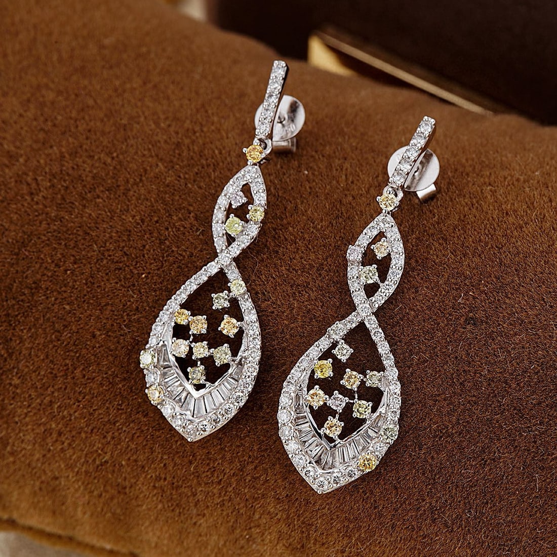 14k Gold 1.00 Ctw Natural H Diamond Earrings: Ref:231043037 // gold content:14k gold // main gemstone:diamond // shape:baguette // carat weight:0. 18ct // clarity grade:vs-si // color:h // treatment:natural // // adjacent gemstone 2 : diamond // 