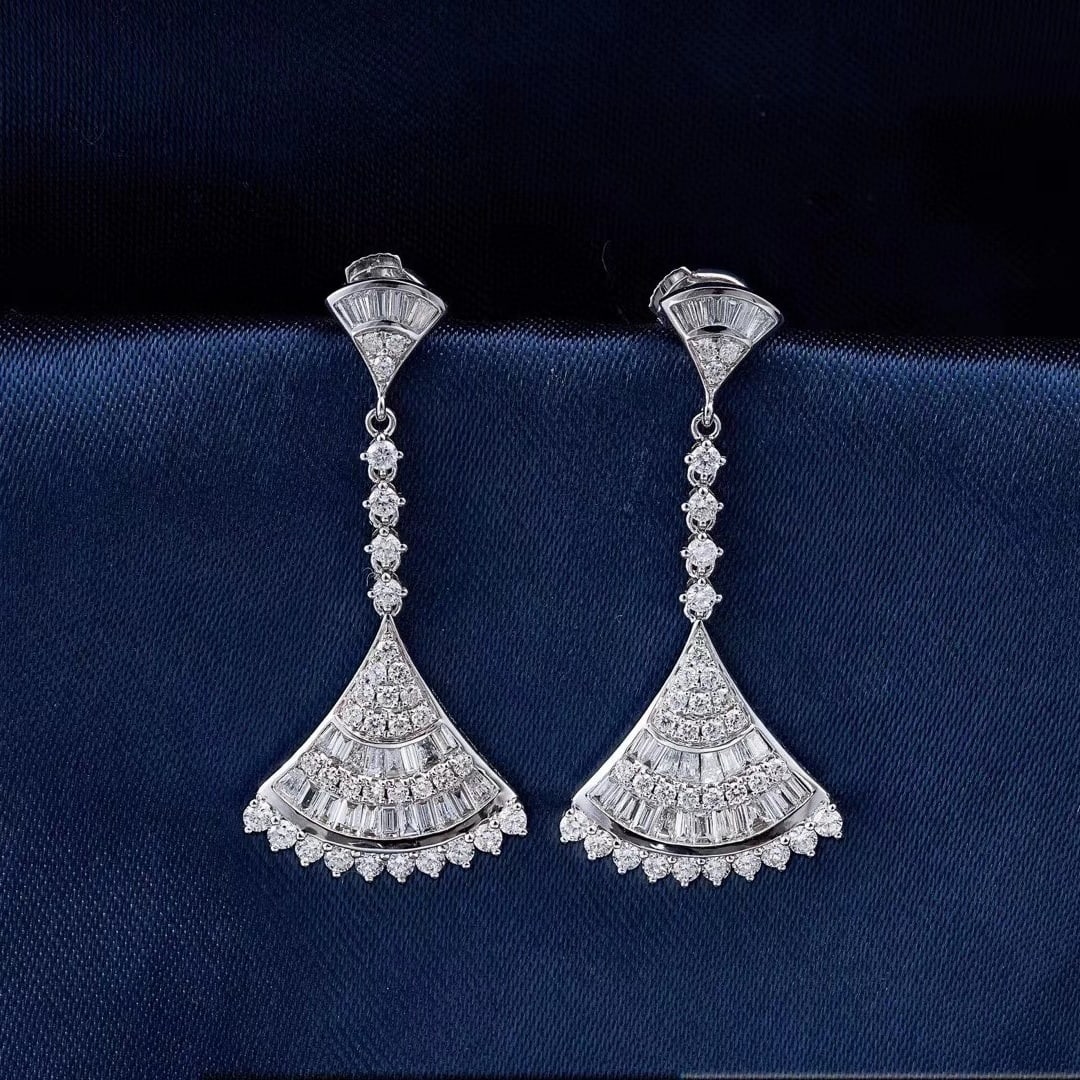 14k Gold 1.43 Ctw Natural H Diamond Earrings: Ref:231043107 // gold content:14k gold // main gemstone:diamond // shape:baguette // carat weight:0. 84ct // clarity grade:vs-si // color:h // treatment:natural // // adjacent gemstone 2 : diamond // 