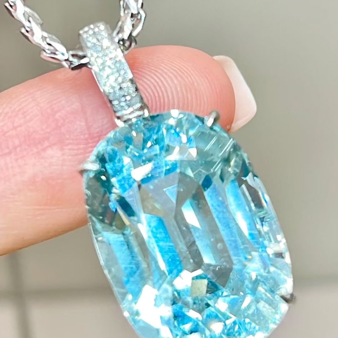 14k Gold 12.1 Ct Natural Aquamarine & Diamond Pendant( Without Chain ): Ref:231043122 // gold content:14k gold // main gemstone:aquamarine // shape:oval // carat weight:12. 1ct // color:blue // treatment:natural // // adjacent gemstone 2 : diamond // shape:round //