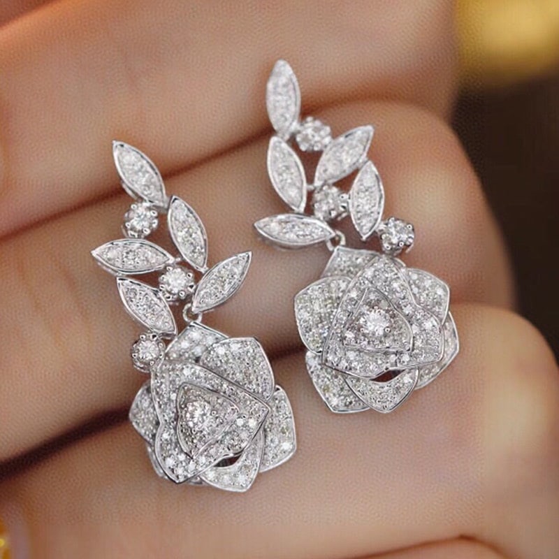 14k Gold 1 Ct Natural H Diamond & Flowers Earrings: Ref:231043152 // gold content:14k gold // main gemstone:diamond // shape:round // carat weight:1ct // clarity grade:vs-si // color:h // treatment:natural // cut grade:g // Condition: New Low Estimate: