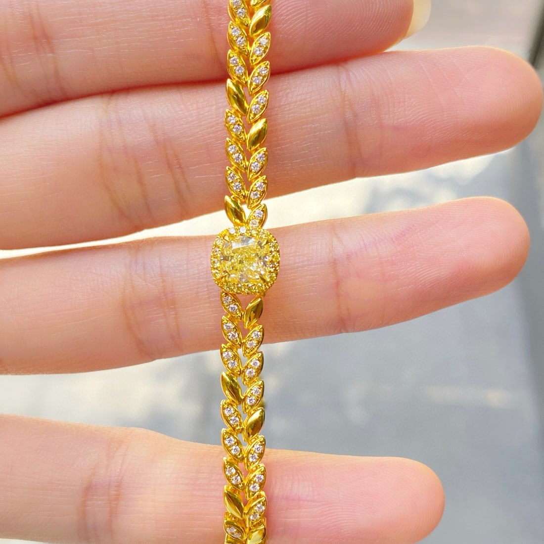 14k Gold 1.34 Ctw Natural Yellow Diamond & Diamond Bracelet: Ref:231043157 // gold content:14k gold // main gemstone:yellow diamond // shape:cushion // carat weight:1. 01ct // color:yellow // treatment:natural // // adjacent gemstone 2 : diamond // shape:round