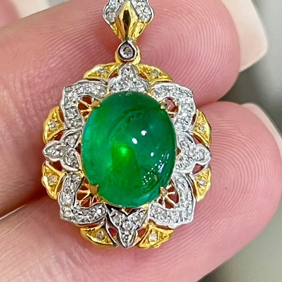 14k Gold 2 Ct Vivid Green Natural Emerald & Diamond Pendant( Without Chain ): Ref:231043175 // gold content:14k gold // main gemstone:emerald // shape:oval // carat weight:2ct // color:vivid green // treatment:natural // // adjacent gemstone 2 : diamond // shape:round //