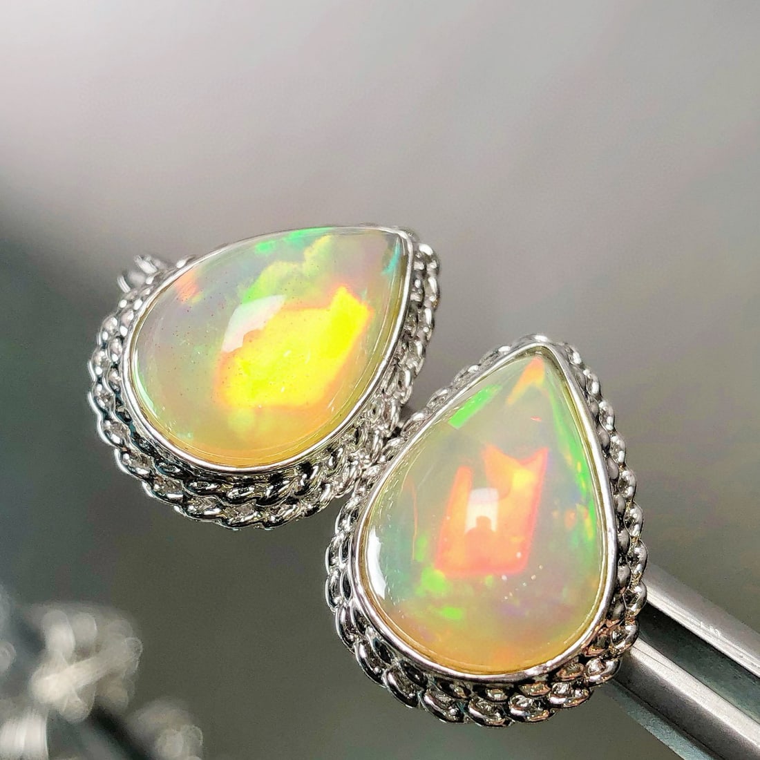 14k Gold 5.90 Ct Natural Opal Earrings - 2