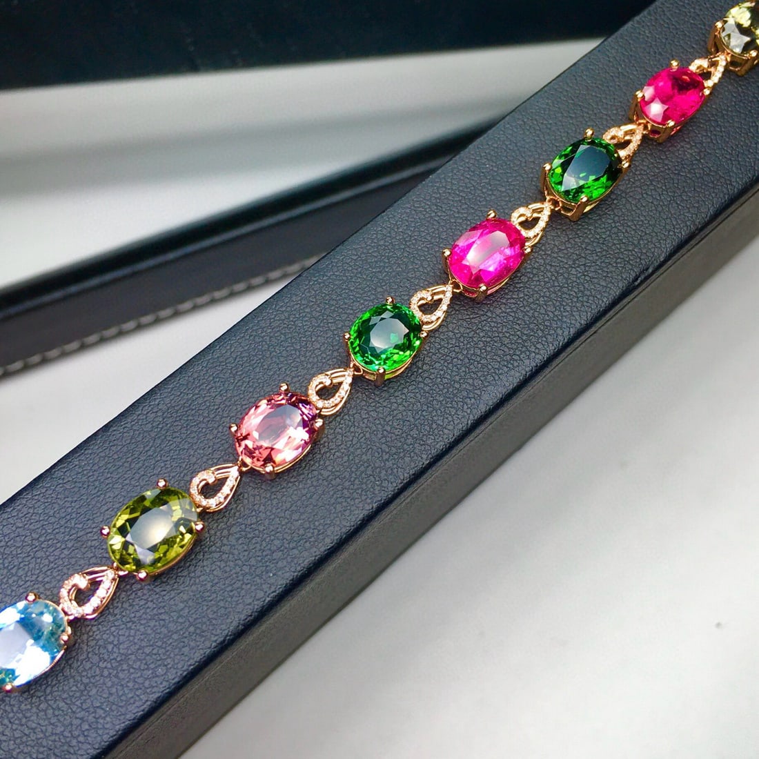 14k Gold 19.2 Ct Natural Tourmaline & Diamond Bracelet: Ref:231044027 // gold content:14k gold // main gemstone:tourmaline // shape:oval // carat weight:19. 2ct // color:color // treatment:natural // // adjacent gemstone 2 : diamond // shape:round //
