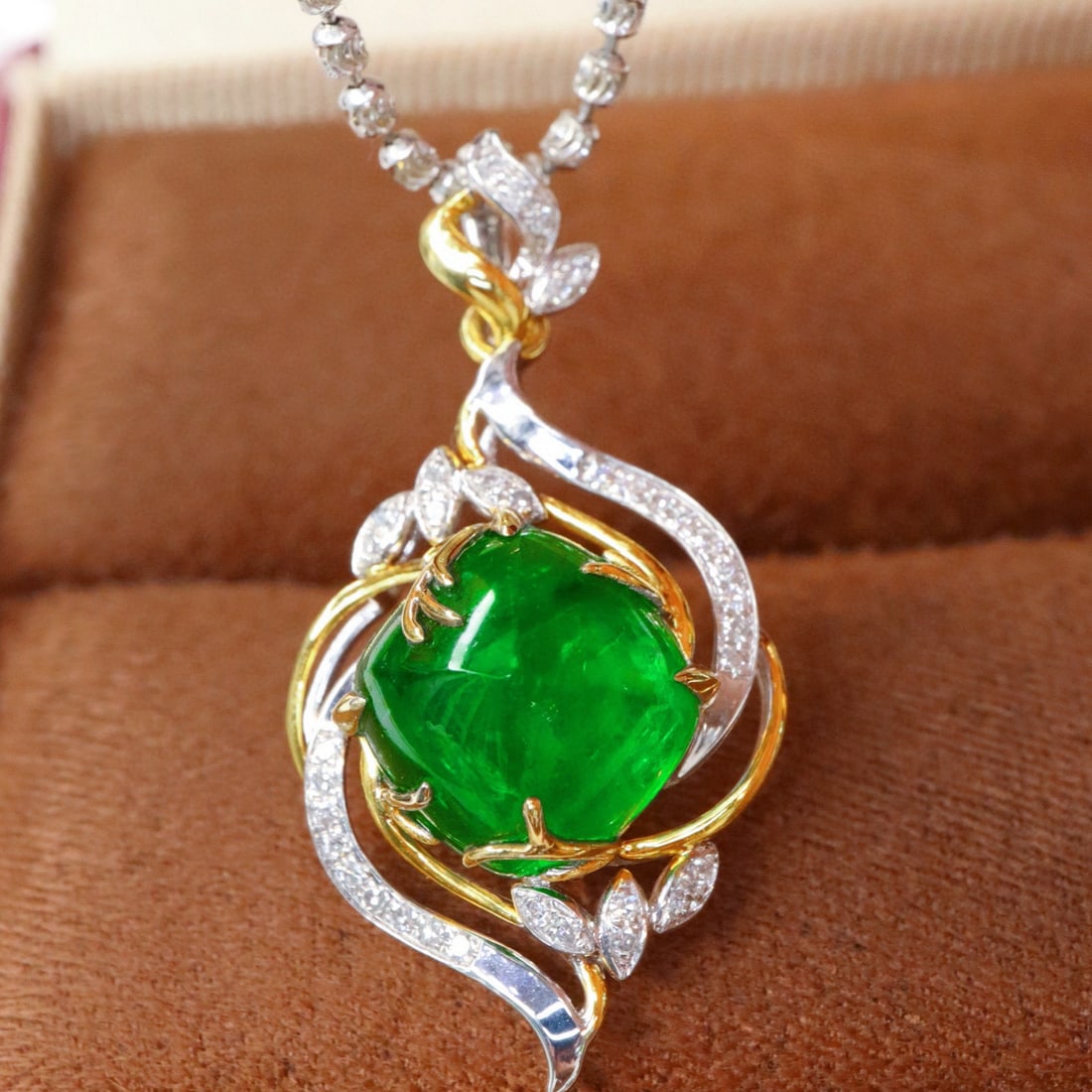 14k Gold 4.42 Ctw Vivid Green Natural Emerald & Diamond Pendant( Without Chain ): Ref:231044086 // gold content:14k gold // main gemstone:emerald // shape:suger-loaf // carat weight:4. 32ct // color:vivid green // treatment:natural // // adjacent gemstone 2 : diamond //