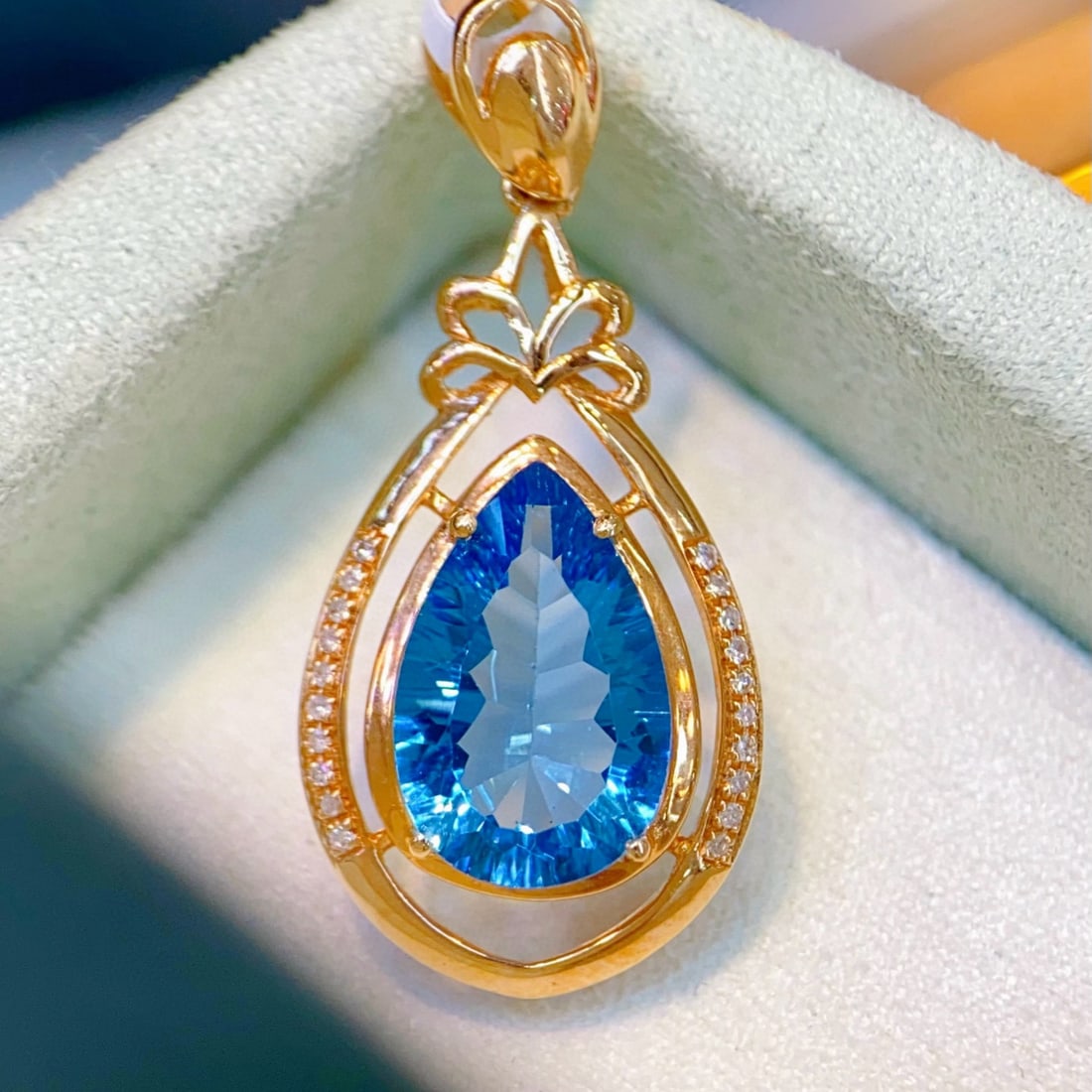 14k Gold 2.86 Ctw Natural Topaz & Diamond Pendant( Without Chain ): Ref:231044105 // gold content:14k gold // main gemstone:topaz // shape:pear // carat weight:2. 8ct // color:blue // treatment:natural // // adjacent gemstone 2 : diamond // number of stones:20 //