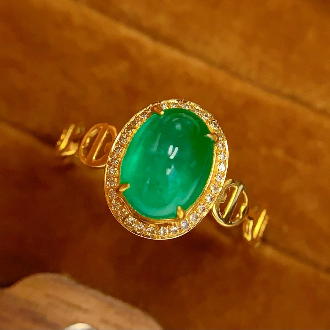 14k Gold 1.8 Ct Natural Emerald & Diamond Ring: Ref:231044133 // gold content:14k gold // ring size:7. 25us // // main gemstone:emerald // shape:oval // carat weight:1. 8ct // color:green // treatment:natural // // adjacent gemstone 2 : diamond //