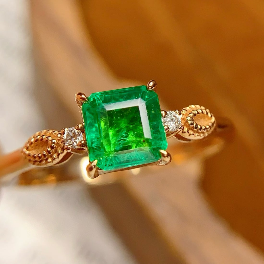 14k Gold 0.8 Ct Vivid Green Natural Emerald & Diamond Ring: Ref:231044237 // gold content:14k gold // ring size:7. 25us // // main gemstone:emerald // shape:octagonal // carat weight:0. 8ct // color:vivid green // treatment:natural // // adjacent gemstone 2 :