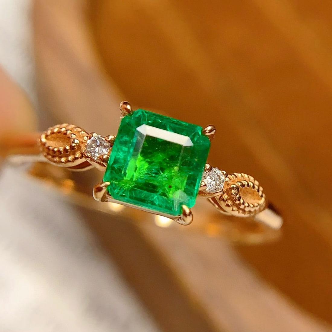 14k Gold 0.8 Ct Vivid Green Natural Emerald & Diamond Ring - 2