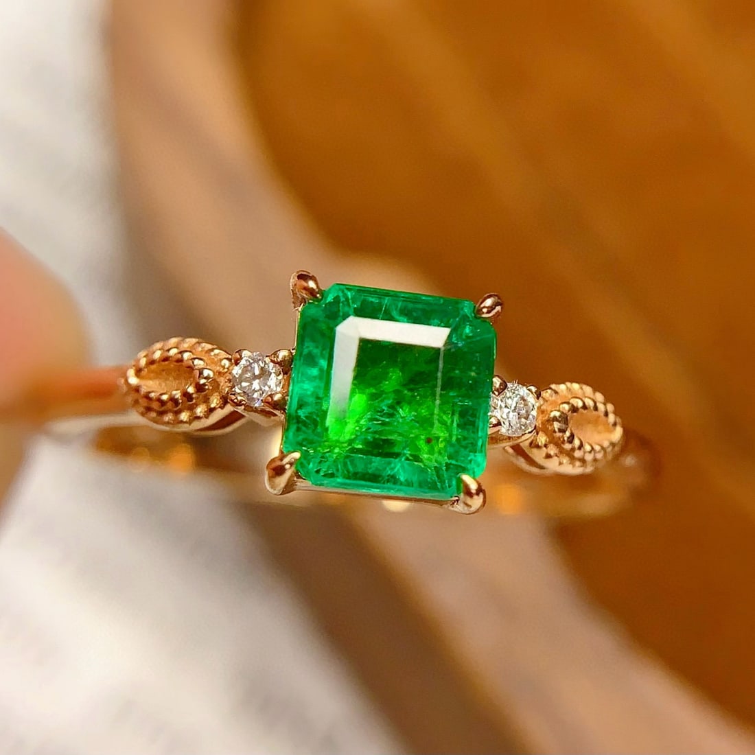 14k Gold 0.8 Ct Vivid Green Natural Emerald & Diamond Ring - 6