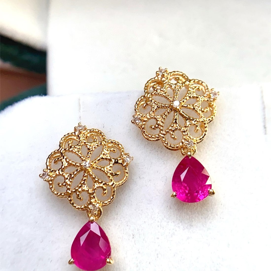 14k Gold 1.40 Ct Natural Ruby & Diamond Earrings: Ref:231044275 // gold content:14k gold // main gemstone:ruby // shape:pear // carat weight:1. 40ct // color:red // treatment:natural // // adjacent gemstone 2 : diamond // number of stones:10 // shape
